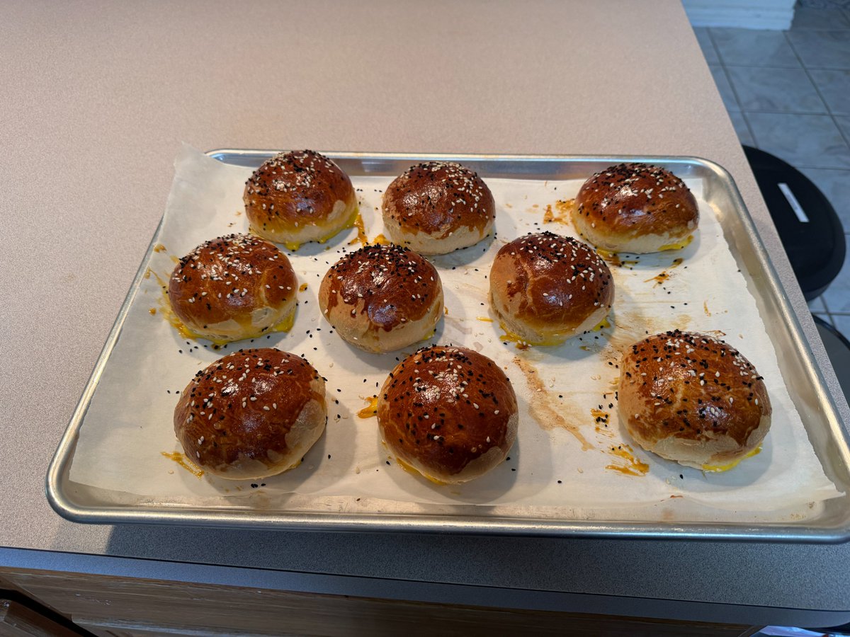 Duydum ki geçen hafta yaptığım şekilsiz şükülsüz poğaçlarıma gülenler olmuş.Canınız sağolsun. Ama yılmadım ve işin ustasından en iyi tüyoları aldım ve bir daha denedim. Ve ortaya şu şaheserler çıktı. Tadı da muhteşem oldu. Ve hepsini ben yiyeceğim. Hayırlı perşembeler.