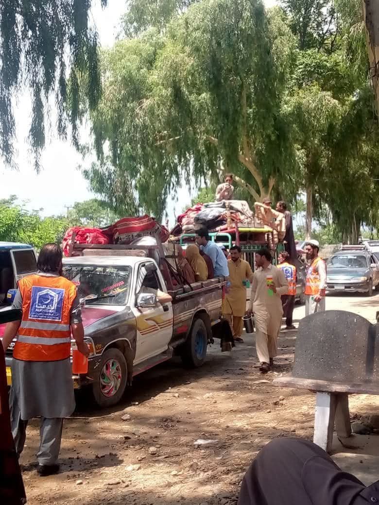 باجوڑ آپریشن۔  ماموند کے مختلف علاقوں سے آج دوسرے روز بھی نقل مکانی کا سلسلہ جاری۔ شدید گرمی اور کرفیو کے باعث عوام کو شدید تکلیف کا سامنا ہے ۔ متاثرہ عوام کا کرفیو میں نرمی کا مطالبہ