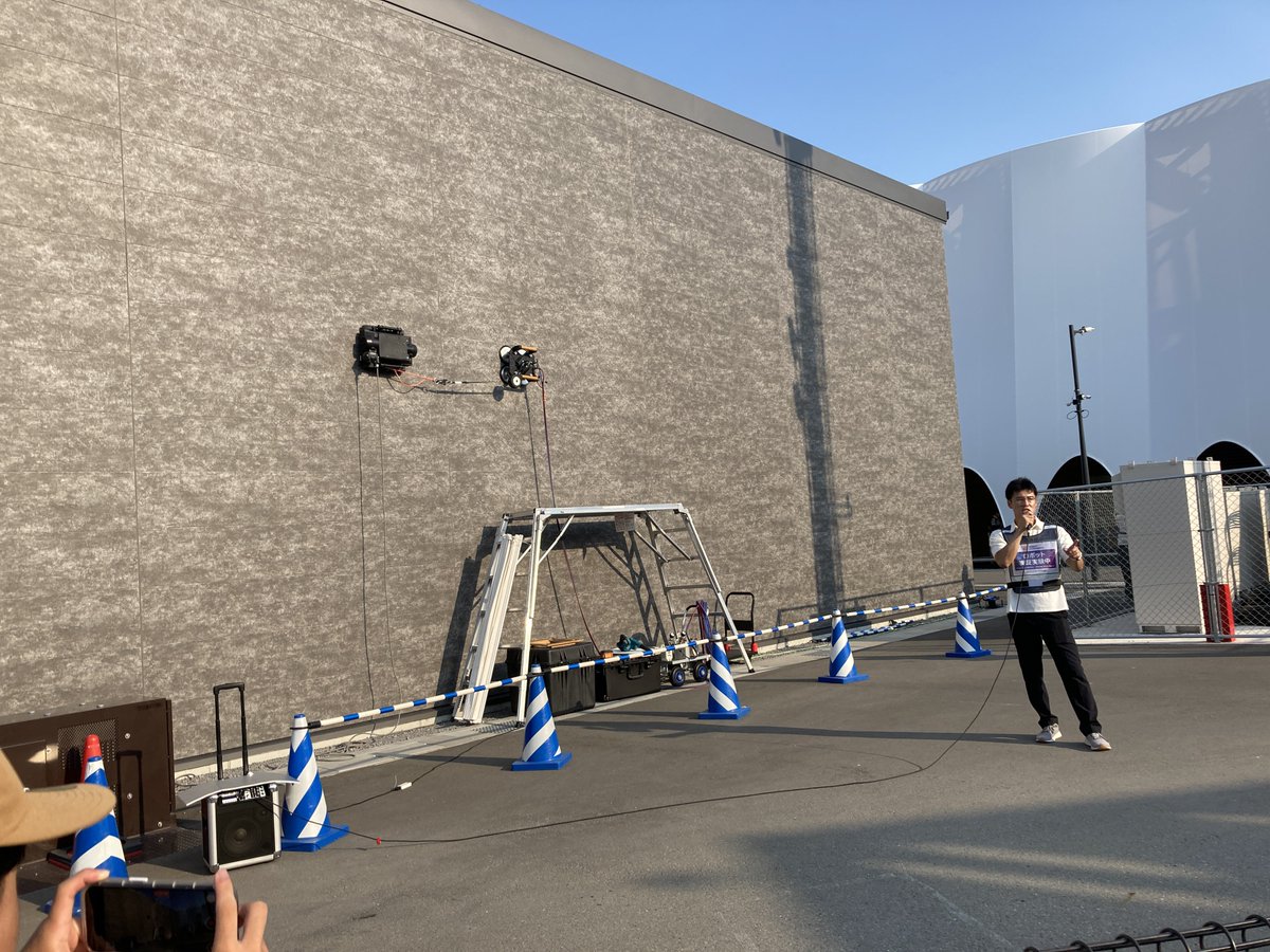 S_TADA_'s tweet photo. ＪＲ東日本 壁に張り付いて動き回れるロボットのデモンストレーション

自重１５ｋｇで
６５ｋｇまで荷重可能だとか(｀・ω・´)ｽｹﾞｰ

#大阪・関西万博 #expo2025 https://t.co/80uyEqARMG