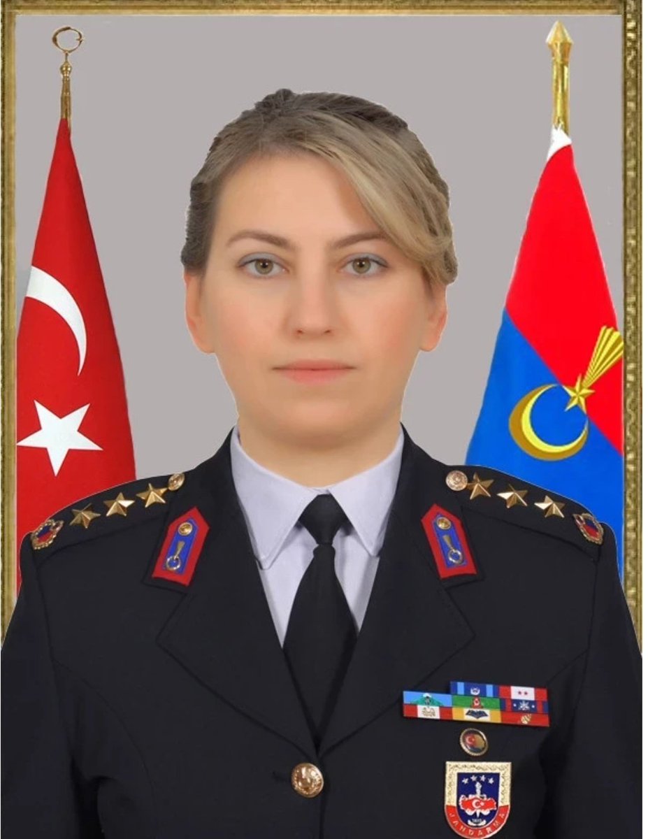 "Recep Tayyip Erdoğan iktidara gelirse kadınlar araba kullanamaz, eve kapanır, sokağa çıkamaz"

BUGÜN👇

Türk Jandarma tarihinde ilk jandarma komutanı olan kadın subayımız Albay Gülden Mat Şakir, Cumhurbaşkanı Erdoğan'ın imzasıyla Tuğgeneralliğe terfi ederek "Paşa" oldu.