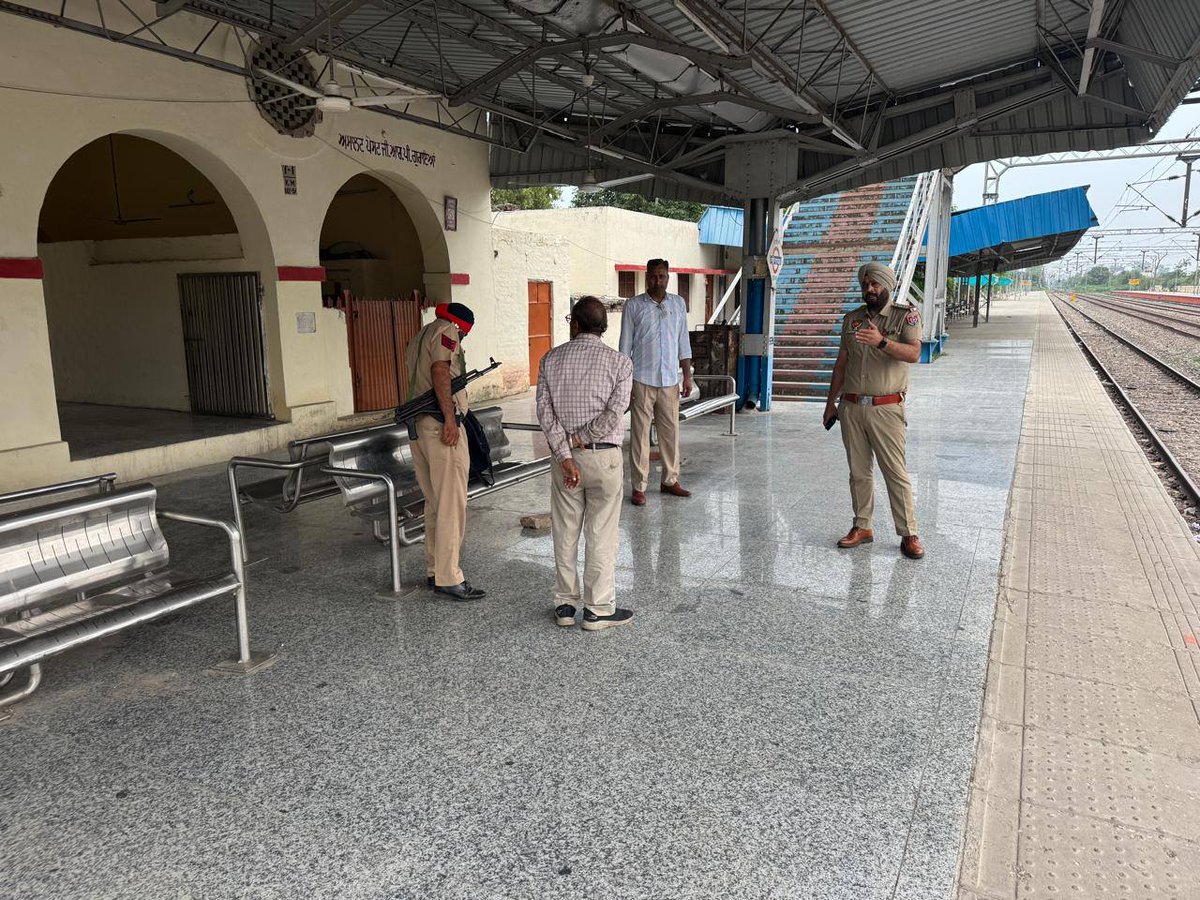 JalandharRange's tweet photo. As part of its ongoing crackdown on drug smugglers and anti-social elements, Jalandhar Rural Police is conducting strict checking at railway stations.
#YudhNashianVirudh #DrugFreePunjab #RailwayChecking https://t.co/TJWdC0YnAw
