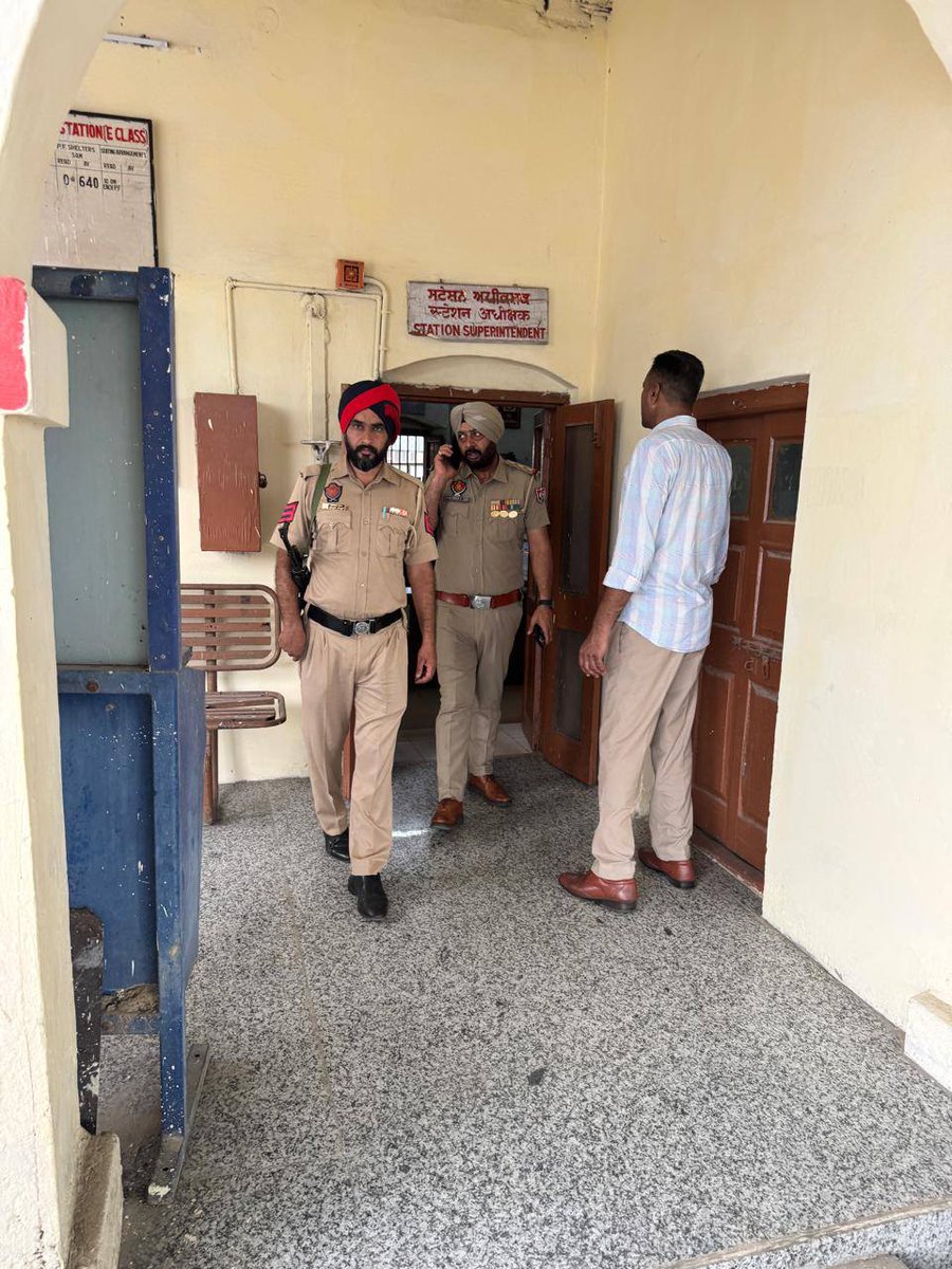 JalandharRange's tweet photo. As part of its ongoing crackdown on drug smugglers and anti-social elements, Jalandhar Rural Police is conducting strict checking at railway stations.
#YudhNashianVirudh #DrugFreePunjab #RailwayChecking https://t.co/TJWdC0YnAw