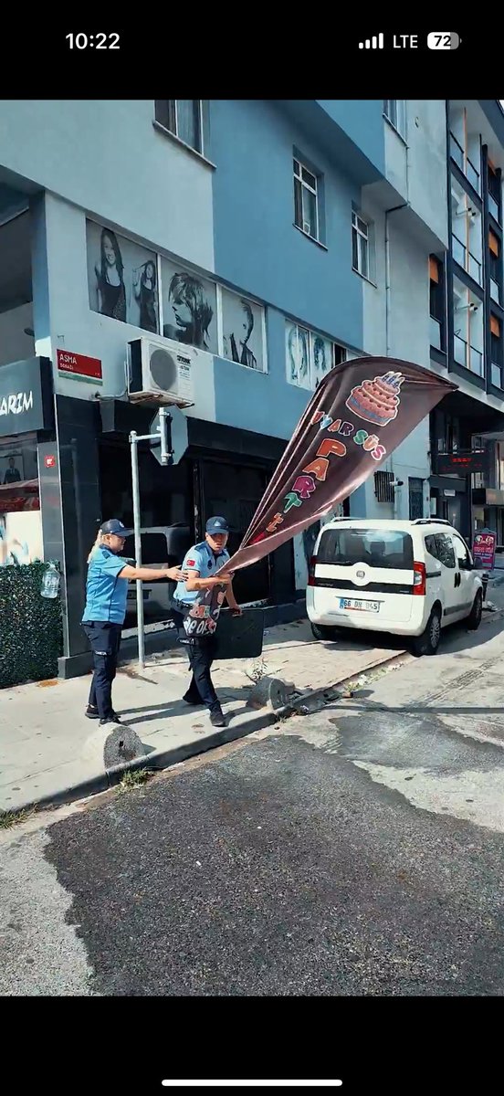 vamrasa's tweet photo. @orhancerkeztr @Cekmekoybeltr Halkın rahata için kaldırımları açıyorlarmış. O kaldırımda duran araba halkın rahatı için mi orada?? Anca şov işte https://t.co/RfdSfDWF2w