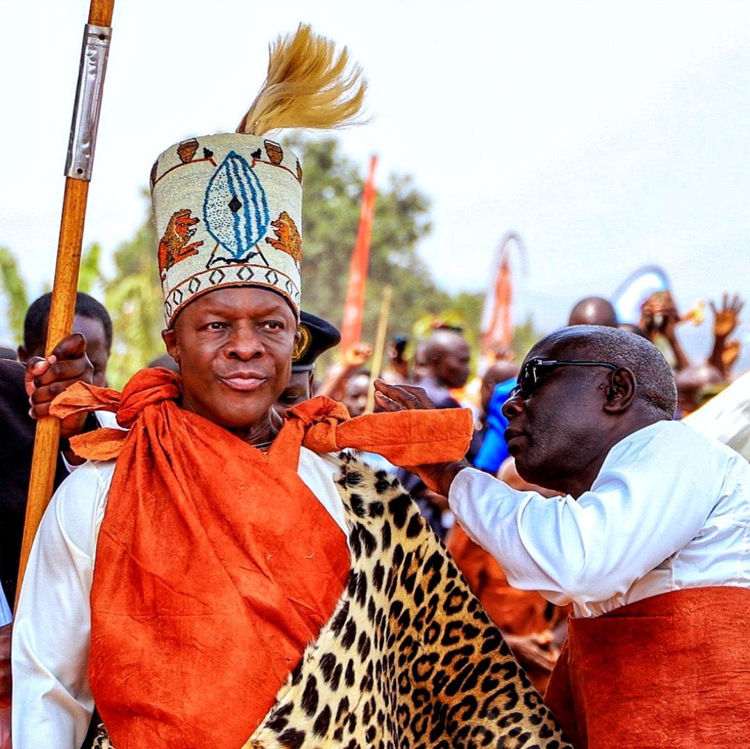 twagalaSEKI's tweet photo. Ono ye Kabaka wa Buganda. Teri amwenkana! Njozayoza #KabakaWange abaganda wamu n’obuganda olw’emyaka 56 eg’omulembe Omutebi.

#FfeNgaAbaganda tuli Baganda mu Ggwanga Buganda erikulemberwa Ssabasajja Kabaka Ssaabataka 

#Amatikkira32 | #BugExitNOW https://t.co/29pL9iugKI