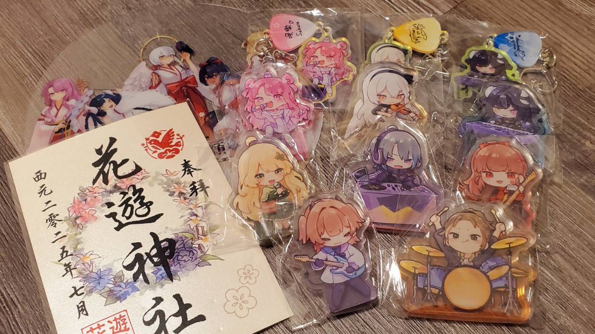 這次終於趕上還有周邊的時候啦！

暨去年的「黑手黨系列｜花遊家族」後
花遊多元宇宙來到「樂團系列｜一被子花遊樂團」
身為花遊箱推好蛋一定轉好轉滿 🥁🎸

每個飯友都超級可愛😭
最終賞的壓克力票根更是美到不行！
看到宣傳圖就鎖定「一整套飯友＋酷酷票根」
特別感謝某位特級朋友陪我排隊抽獎🙏
(