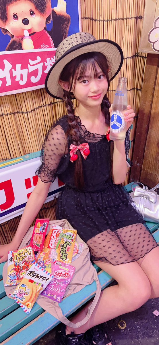 オヤツタイム〜❣️
 #駄菓子
𝒮𝒶𝓇𝒾🎀セレクト🍭🍬🍫🍿
 #夏休み  #ボンタンアメ は包み紙も食べれるよぉ！ってパパから教えてもらったの❣️
 #js5