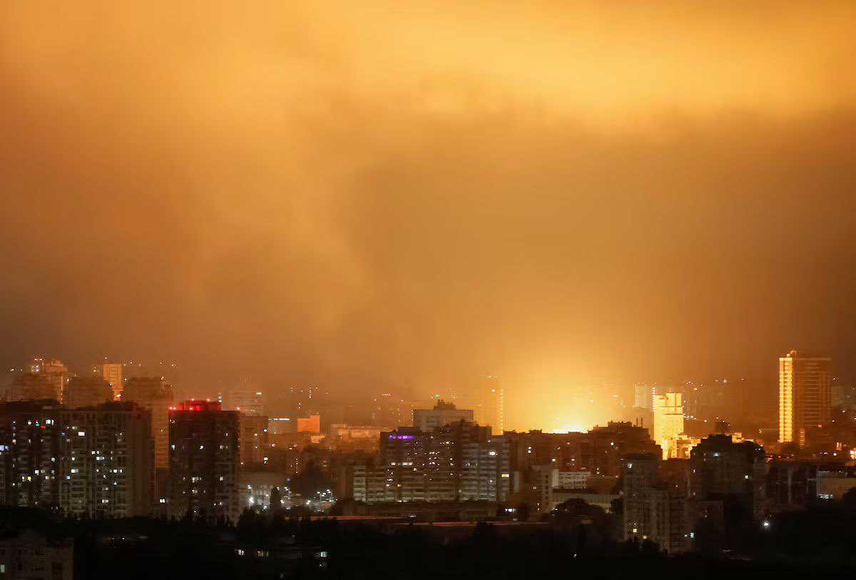 UKRinFRA's tweet image. Une nuit d’horreur à Kyiv. Un immeuble pulvérisé. Au moins six morts, dont un enfant de 6 ans et sa mère.
Une pluie de drones et de missiles.
Alors que nous cherchons la paix, Russie se moque de nous tous, en multipliant les actes de terreur et les assassinats délibérés de civils