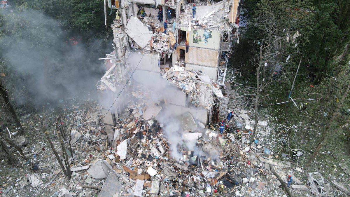 UKRinFRA's tweet image. Une nuit d’horreur à Kyiv. Un immeuble pulvérisé. Au moins six morts, dont un enfant de 6 ans et sa mère.
Une pluie de drones et de missiles.
Alors que nous cherchons la paix, Russie se moque de nous tous, en multipliant les actes de terreur et les assassinats délibérés de civils