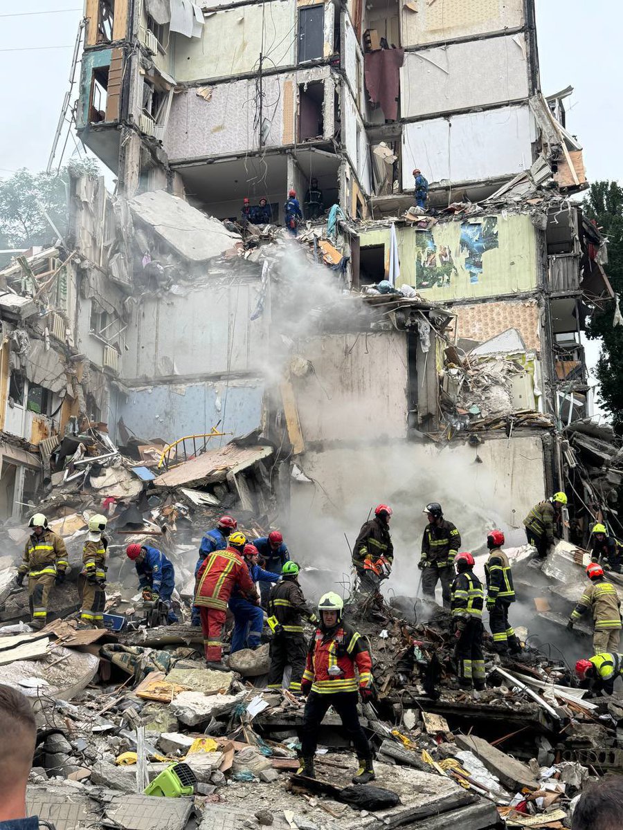 UKRinFRA's tweet image. Une nuit d’horreur à Kyiv. Un immeuble pulvérisé. Au moins six morts, dont un enfant de 6 ans et sa mère.
Une pluie de drones et de missiles.
Alors que nous cherchons la paix, Russie se moque de nous tous, en multipliant les actes de terreur et les assassinats délibérés de civils