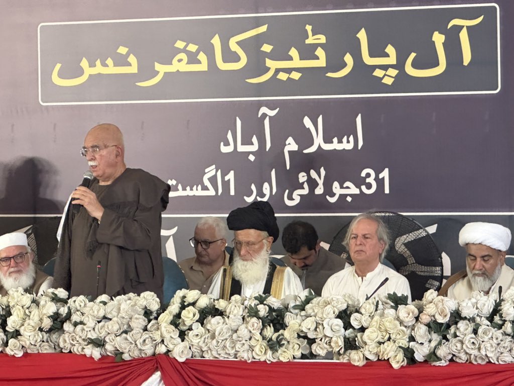 آل پارٹییز کانفرنس میں موجود۔