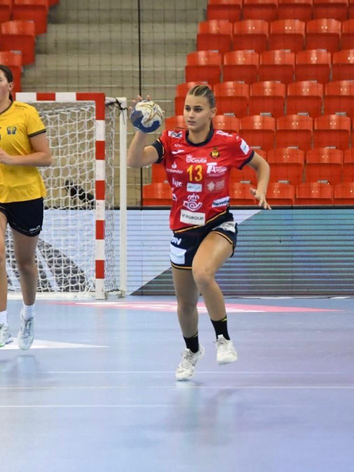 🔥 La selecció de les #GuerreresJuvenils de la nostra Lucía Moreno debuta amb un empat de mèrit davant Dinamarca (28-28) a l’#EHFEuro2025!

💜 Demà, 12.00 h, segon repte vs Turquia.

#HandbolALesIlles