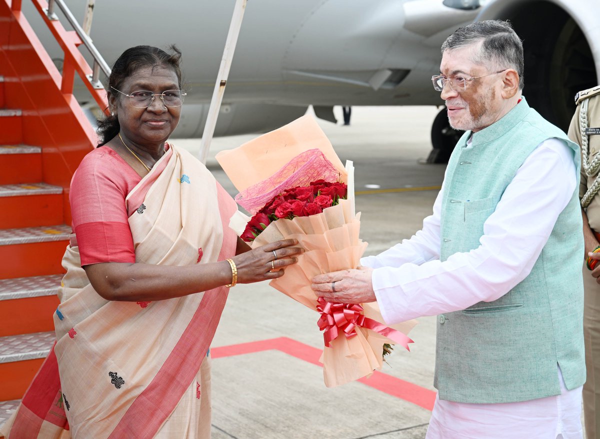 Governor of Jharkhand Shri Santosh Kumar Gangwar received President Droupadi Murmu on her arrival at Deoghar.
