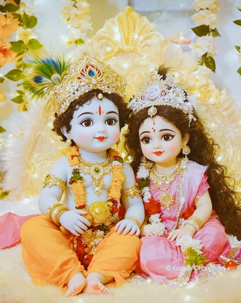#साँवरे...
पल दो पल का साथ नही
जीवन का ये बन्धन है.
खोजा तुमको भरी भीड़ में
कर जीवन का मंथन है..
आशा निराशा के पलड़े पर
साथ तुम्हारे झूलें हैं...
ना तुम एक पल हमको भूले
ना हम एक पल तुमको भूलें हैं....!!

#राधे_राधे
