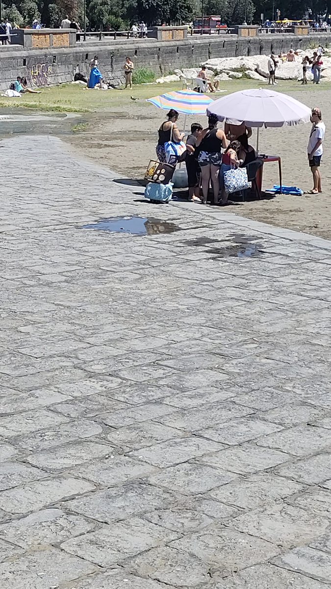 "Borrelli i soggetti che fittano sdraio e ombrelloni e vendono bibite abusivamente a Mappatella sono aumentati"