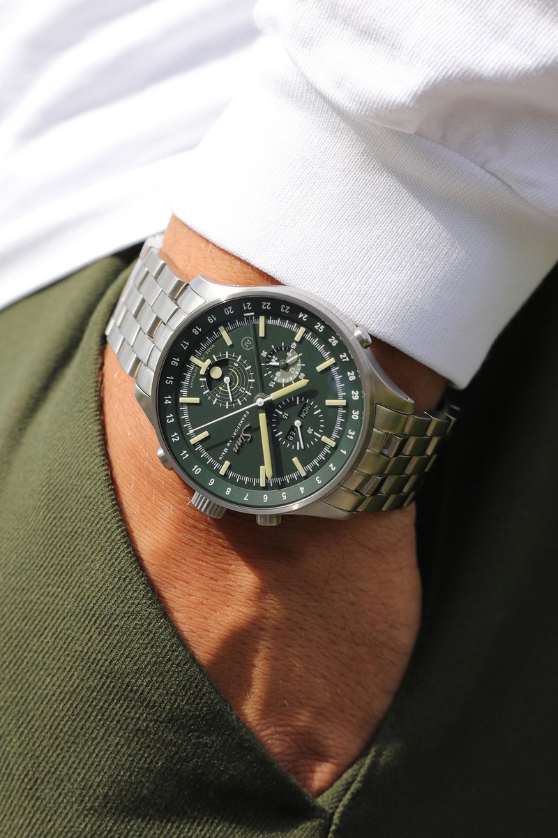 Worn with solid bracelet on a 7.1” wrist, the HUNTING WATCH 3006 with its 44 mm satinized case (TEGIMENT) measures 50.2 mm from lug to lug (12-6 o’clock).

Discover the HUNTING WATCH 3006 here:
 sinn.de/en/watches/hun…