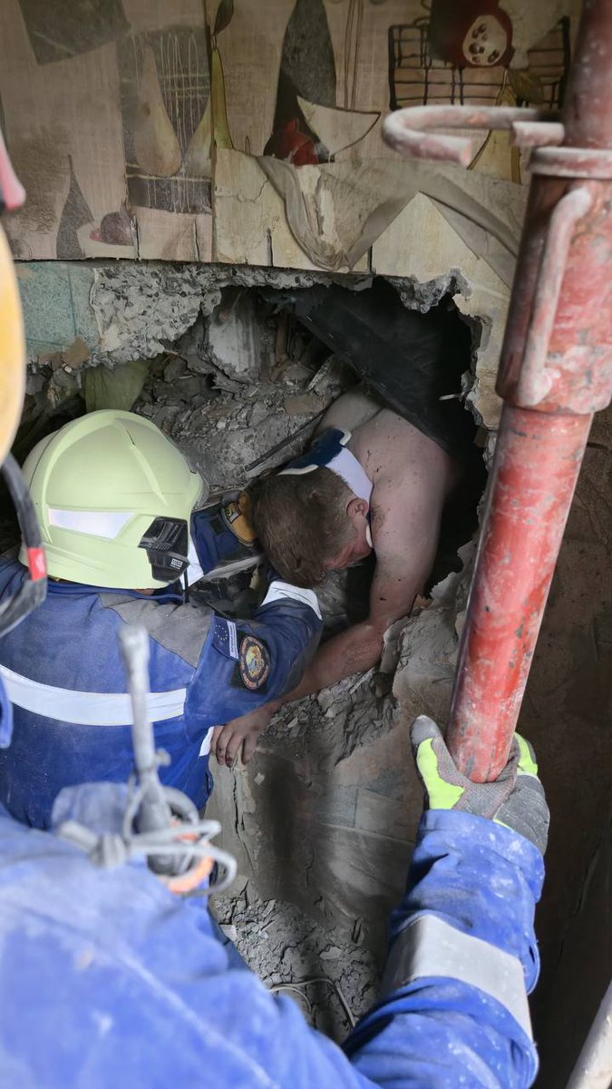 Miracles do happen — if only they happened more often. After 3h+ under the rubble, first responders rescued a man from a house destroyed by a russian missile.

They kept voice contact with him the entire time. He had fallen from the second floor to the first, where he was trapped