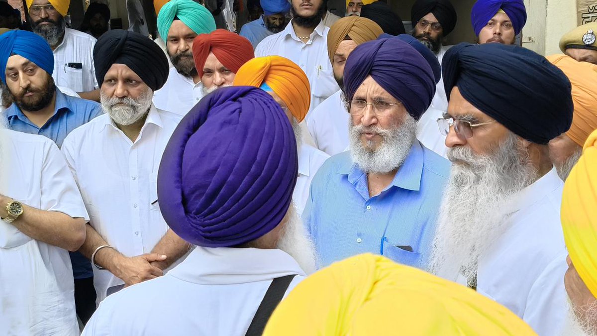 ਬੀਤੇ ਦਿਨੀਂ ਸ੍ਰੀ ਅਕਾਲ ਤਖ਼ਤ ਸਾਹਿਬ ਦੇ ਕਾਰਜਕਾਰੀ ਜਥੇਦਾਰ ਸਿੰਘ ਸਾਹਿਬ ਗਿਆਨੀ ਕੁਲਦੀਪ ਸਿੰਘ ਗੜਗੱਜ ਜੀ ਦੇ ਭਾਈਆ ਜੀ ਸ. ਗੁਰਵਿੰਦਰ ਸਿੰਘ ਅਚਾਨਕ ਸਦੀਵੀ ਵਿਛੋੜਾ ਦੇ ਗਏ ਸਨ । ਅੱਜ ਉਹਨਾਂ ਦੇ ਅੰਤਿਮ ਸੰਸਕਾਰ ਮੌਕੇ ਸ਼੍ਰੋਮਣੀ ਅਕਾਲੀ ਦਲ ਵੱਲੋਂ ਡਾ. ਦਲਜੀਤ ਸਿੰਘ ਜੀ ਚੀਮਾ ਨੇ ਸੀਨੀਅਰ ਆਗੂਆਂ ਸਮੇਤ ਸ਼ਮੂਲੀਅਤ ਕਰਕੇ ਪਰਿਵਾਰ ਨਾਲ ਡੂੰਘੇ