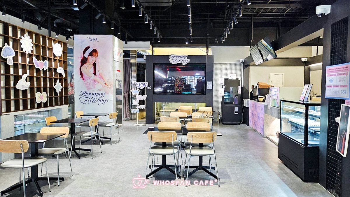 #WhosfanCafe☕ #WhosfanCafe_Today

🩷YENA(최예나) 4TH MINI ALBUM &lt;Blooming Wings&gt; 오피셜 테마 카페 오픈🩷

📍서울특별시 중구 을지로 264, 던던 동대문점 지하 1층 후즈팬 카페 동대문점

온라인🔗tinyurl.com/3s3jeeds

<a href="/YENA_OFFICIAL/">최예나</a> #최예나 #예나 #YENA
#Blooming_Wings