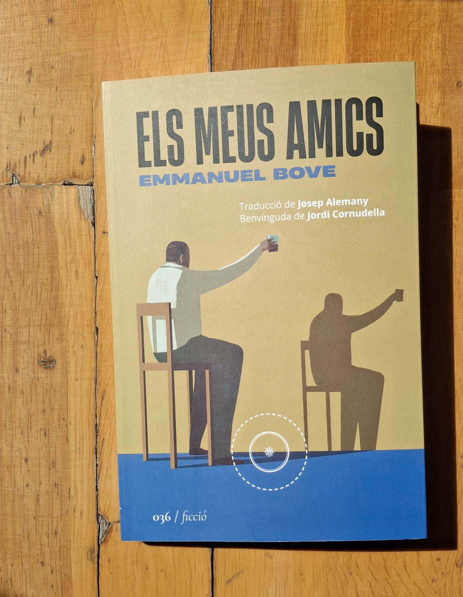 «Quan surto de casa, sempre confio que un esdeveniment em canviarà la vida. L'espero fins que hi torno a entrar. Per això no em quedo mai a la meva habitació.
Per desgràcia, aquest esdeveniment no ha succeït mai.»