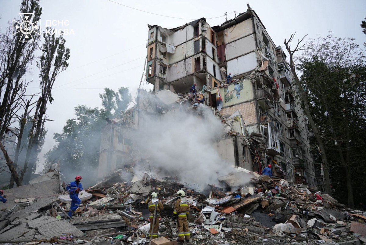 Russia struck Kyiv with drones &amp; missiles overnight: reportedly at least 6 killed, incl a 6-year-old boy, 82 injured, 10 of them children. Rescue efforts continue, as some may be trapped under rubble. Our team is visiting sites to interview victims &amp; witnesses. Another terrible