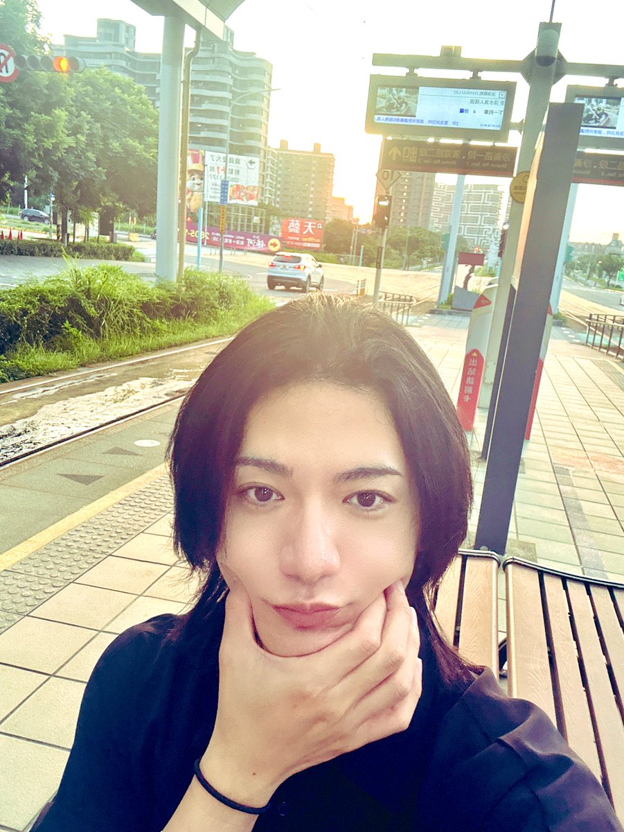 電車乗り換えが分かんなくて、
無人駅でぽつんってなってるとこ。