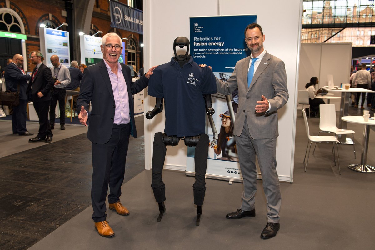 A humanoid robot from our RAICo1 facility attended the recent #UKSpaceConf. Pictured: Dr Paul Bate, CEO of <a href="/spacegovuk/">UK Space Agency</a> &amp; Prof Rob Buckingham, Exec Director of <a href="/UKAEAofficial/">UK Atomic Energy Authority</a>. Learn more about the robots at RAICo1 here: raico.org/technology/rob… Credit: Max Alexander/UK Space Agency