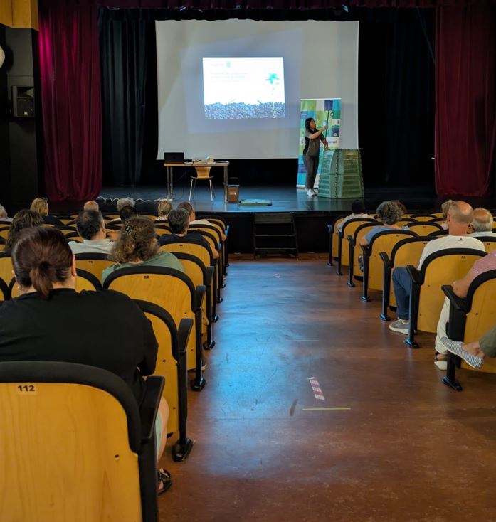 SogamaXunta's tweet image. Outes (A Coruña) suma unha trintena de familias ao seu programa de compostaxe doméstica 👨‍👩‍👧‍👦♻️

👉 #Sogama entregou 30 composteiros, manuais didácticos e impartiu un curso presencial para formar aos usuarios.

📲 f.mtr.cool/uujwiejnwh

#Compostaxe #GaliciaSostible