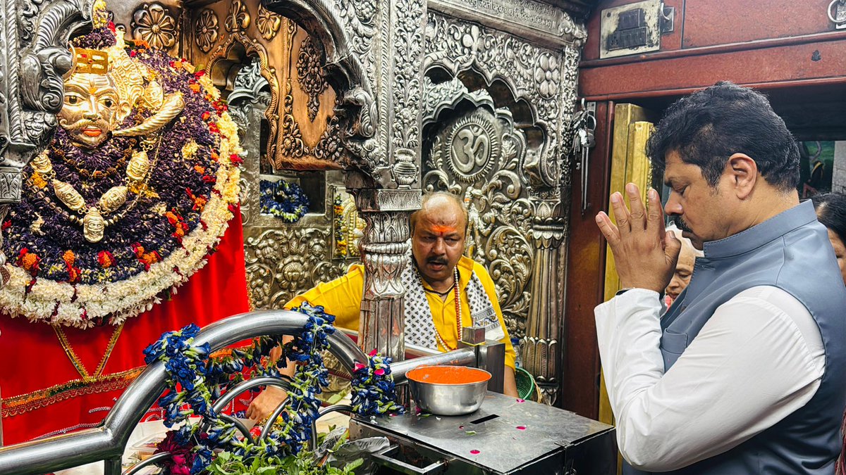 కాశీ క్షేత్ర రక్షకుడైన శ్రీ కాలభైరవ స్వామివారిని కుటుంబసభ్యులతో కలిసి దర్శించుకోవడం జరిగింది. కాలాన్ని నియంత్రించే భైరవ స్వామికి ప్రత్యేక పూజలు నిర్వహించాము. 

దేశంలో ధర్మ పరిరక్షణకు, ప్రజల శ్రేయస్సుకు స్వామివారి దీవెనలు ఎల్లప్పుడూ ఉండాలని ప్రార్థించాను.

ఓం శ్రీ కాలభైరవాయ నమః