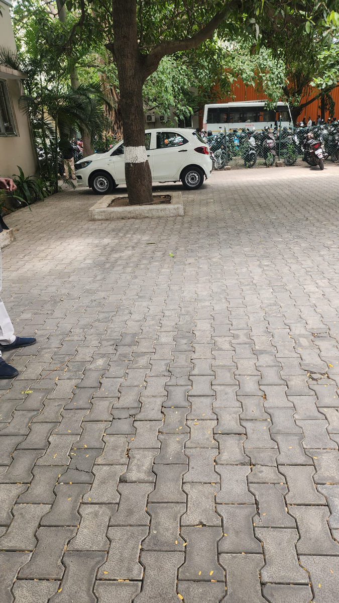 சென்னை காவல் ஆணையர் அலுவலகத்தில் பத்திரிகையாளர் அறை வெளியே பேட்டி எடுக்க கூடாது என காவல்துறை கட்டுப்பாடு விதித்துள்ளதாக தகவல் வந்துள்ளது. இது உண்மை எனும் பட்சத்தில் இந்த கட்டுப்பாட்டை உடனடியாக திரும்ப பெற வேண்டும் என சென்னை பத்திரிகையாளர் மன்றம் வலியுறுத்துகிறது
<a href="/chennaipolice_/">GREATER CHENNAI POLICE -GCP</a>