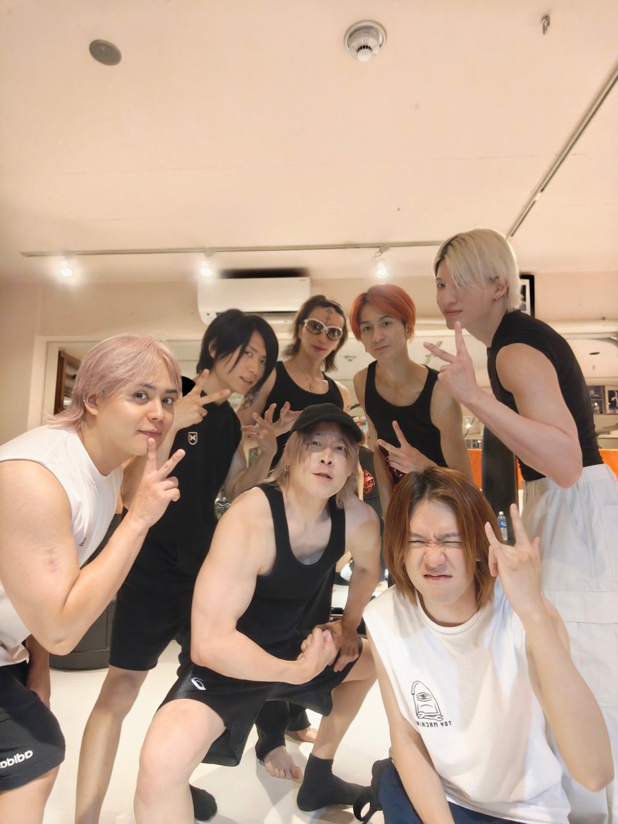 GACKTジムで合トレでした。
いつものYFCzメンバーに加え、影丸(ジグザグ)、Leo(零Hz)、廉人(MAQIA)が参戦！！
皆多忙な中、奇跡的に集まれた。
トレーニング好きに初対面もクソもない。
それくらい己磨きに熱心な面子で最高なひと時を共有できた。
いやぁ、既に筋肉痛がやべぇわ。(笑)