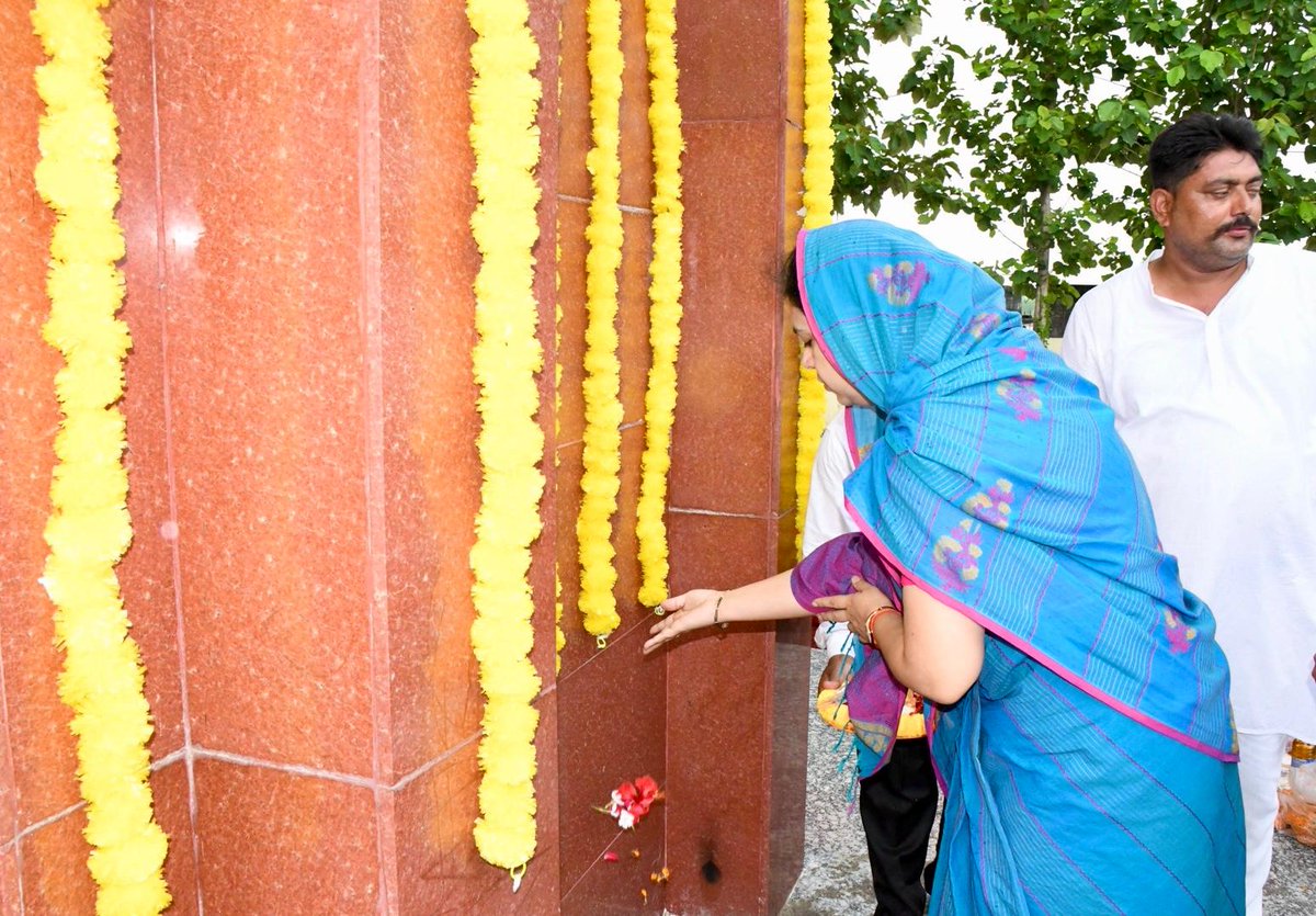 DM Deoria (@dmdeoria) on Twitter photo आज तहसील बरहज अन्तर्गत ग्राम पैना में 1857 के वीर शहीदों एवं सती माताओं की स्मृति में निर्मित शहीद द्वार का अवलोकन किया और समारोह में प्रतिभाग कर अमर शहीदों को श्रद्धांजलि अर्पित की।
<a href="/UPGovt/">Government of UP</a> <a href="/CMOfficeUP/">CM Office, GoUP</a> <a href="/ChiefSecyUP/">Chief Secretary, GoUP</a> <a href="/InfoDeptUP/">Information and Public Relations Department, UP</a> आज तहसील बरहज अन्तर्गत ग्राम पैना में 1857 के वीर शहीदों एवं सती माताओं की स्मृति में निर्मित शहीद द्वार का अवलोकन किया और समारोह में प्रतिभाग कर अमर शहीदों को श्रद्धांजलि अर्पित की।
<a href="/UPGovt/">Government of UP</a> <a href="/CMOfficeUP/">CM Office, GoUP</a> <a href="/ChiefSecyUP/">Chief Secretary, GoUP</a> <a href="/InfoDeptUP/">Information and Public Relations Department, UP</a>