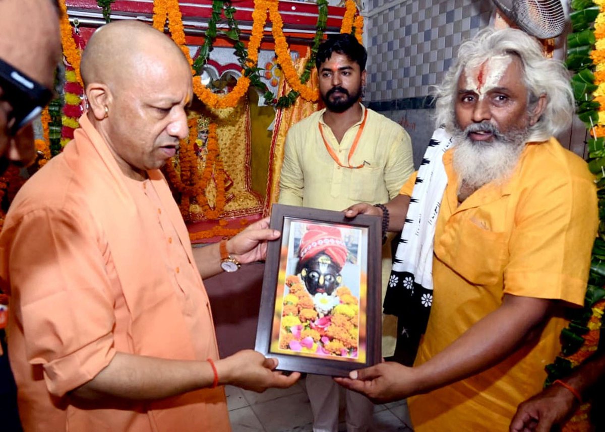 गोरक्षपीठाधीश्वर, महंत श्री <a href="/myogiadityanath/">Yogi Adityanath</a> जी महाराज ने 'पूज्यपाद' गोस्वामी तुलसीदास जी की जयंती के पावन अवसर पर आज जनपद चित्रकूट में राजापुर स्थित श्री तुलसी मंदिर में पूजा-अर्चना की।