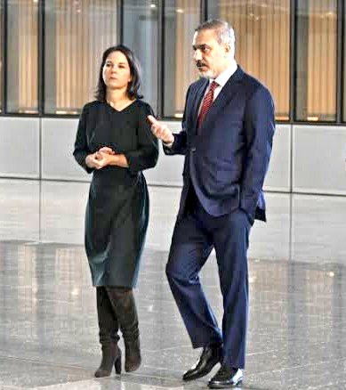 Posta güvercini Özgür Özel'i Hakan Fidan'ın bu pozu delirtiyormuş..

Paylaşın da biraz delirsin 😃