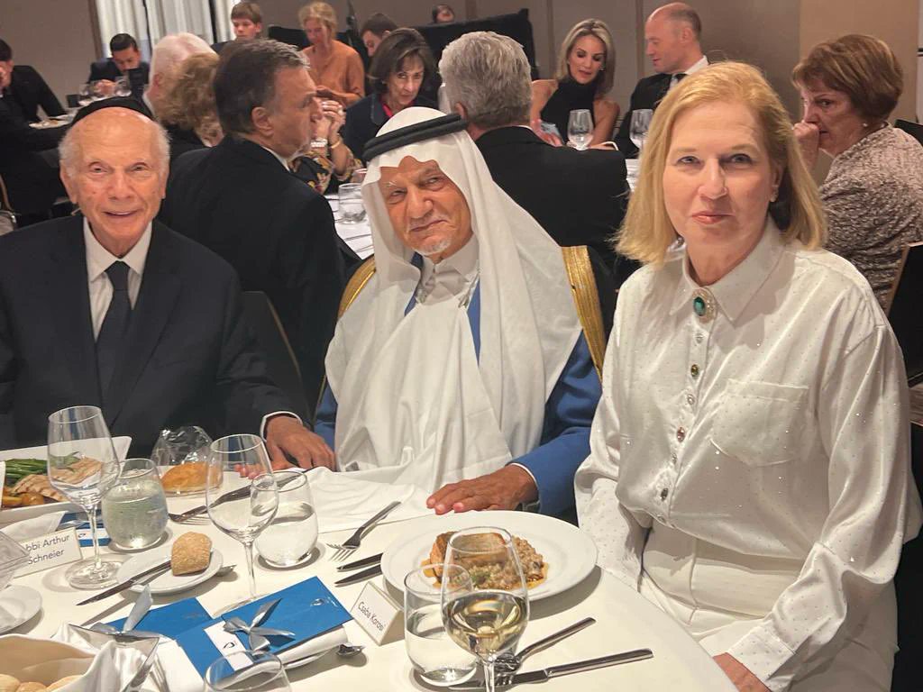 صورة للعجوز تركي الفيصل يجلس بجانب اسرائيلي متطرف من جهة وستيبي ليفني وزيرة خارجية إسرائيل سابقًا. هذا من يطعن بقادة حمـ ـاس ويقول أنهم رفضوا توجيهات الله، فهل يا ترى الجلوس بجانب الإسرائيليين من توجيهات الله؟