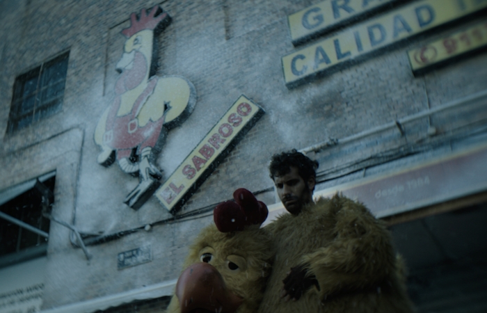 Laboralcinemateca (@labcinemateca) on Twitter photo 🐥 El último trabajo de <a href="/Iruizdelara/">Imanol Ruiz de Lara</a>, #ChickenJazz, compite por ser el mejor corto en el Galapán Film Festival.
Teo es un ex trompetista que trabaja en la pollería que su padre le dejó en herencia. Un día, Andrea, su ex, aparece con su antigua trompeta 👉tinyurl.com/ChickenJazz 🐥 El último trabajo de <a href="/Iruizdelara/">Imanol Ruiz de Lara</a>, #ChickenJazz, compite por ser el mejor corto en el Galapán Film Festival.
Teo es un ex trompetista que trabaja en la pollería que su padre le dejó en herencia. Un día, Andrea, su ex, aparece con su antigua trompeta 👉tinyurl.com/ChickenJazz