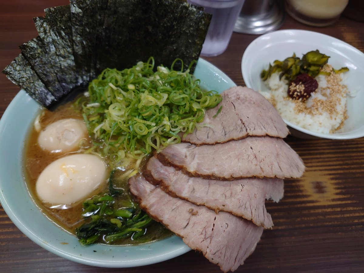 ama88101's tweet photo. 【横浜家系らーめん武蔵家】川口店
全部乗せらーめん✨🍚✨🈂️🥚
朝一に鬼滅の刃を観てからの🍜
ご飯に一味醤油を乗せ準備OK
今日のスープも最＆高👍🏻
べろ～んと器からはみ出る大判チャーシューに一味醤油ご飯を巻いて
うめぇ〜
ご馳走様でした🙏🏻
@kimoto6348 https://t.co/NGz8J2VqEw