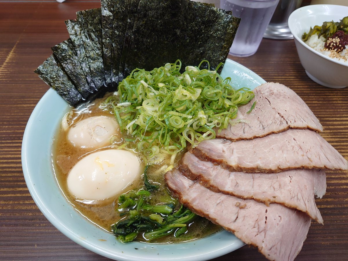 ama88101's tweet photo. 【横浜家系らーめん武蔵家】川口店
全部乗せらーめん✨🍚✨🈂️🥚
朝一に鬼滅の刃を観てからの🍜
ご飯に一味醤油を乗せ準備OK
今日のスープも最＆高👍🏻
べろ～んと器からはみ出る大判チャーシューに一味醤油ご飯を巻いて
うめぇ〜
ご馳走様でした🙏🏻
@kimoto6348 https://t.co/NGz8J2VqEw