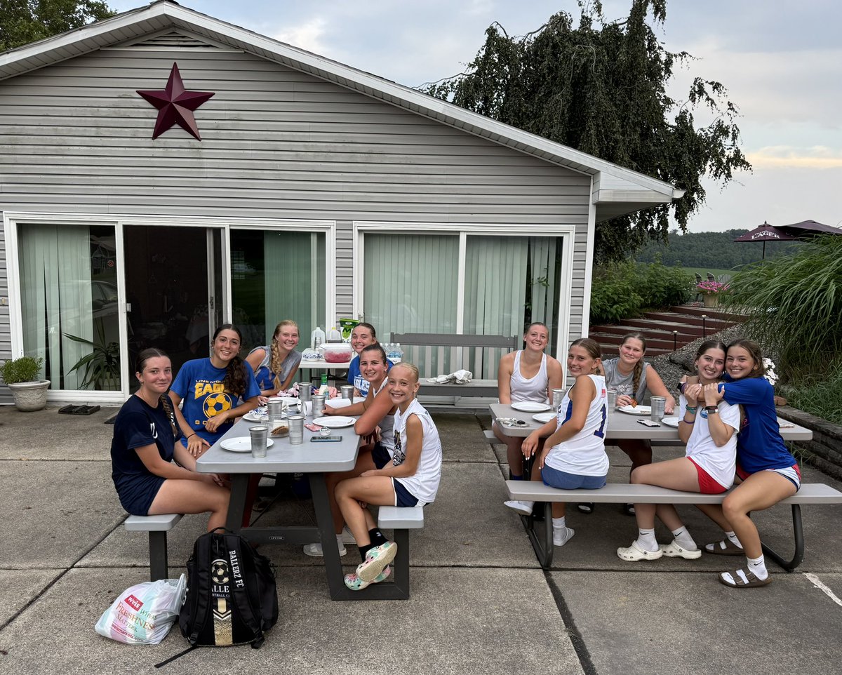 ReaganBoyer23's tweet photo. Great week of high school soccer camp with Penn College Head Coach Ian Scheller for our Line Mountain Eagles. Plus some team swimming. 🏊 ⚽️🦅
@CoachScheller 
@PCTWSoccer https://t.co/kO3HuDq9ZZ