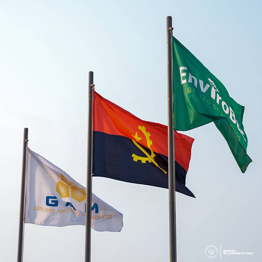 #RDC_ECONOMIE | 30.07.2025

Continuant sa mission à Luanda, en Angola, le Vice-Premier ministre, ministre de l'Economie nationale, Daniel Mukoko Samba, a visité, le mercredi 30 juillet, la société Enviro Bac, spécialisée dans la gestion des déchets solides. Le même jour, il s'est