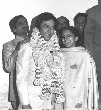 Ashok Tanwar (@tanwar_indian) on Twitter photo рдЖрдЬ рд╣рдо рд╕реНрд╡рд░реНрдЧреАрдп рд╢реНрд░реА рд▓рд▓рд┐рдд рдорд╛рдХрди рдЬреА рдФрд░ рд╢реНрд░реАрдорддреА рдЧреАрддрд╛рдВрдЬрд▓рд┐ рдорд╛рдХрди рдЬреА рдХреА 40рд╡реАрдВ рдкреБрдгреНрдпрддрд┐рдерд┐ рдкрд░ рдЙрдиреНрд╣реЗрдВ рднрд╛рд╡рднреАрдиреА рд╢реНрд░рджреНрдзрд╛рдВрдЬрд▓рд┐ рдЕрд░реНрдкрд┐рдд рдХрд░рддреЗ рд╣реИрдВред
рдЙрдирдХреА рд╕реНрдореГрддрд┐ рдореЗрдВ рдпрд╣ рджрд┐рди рд╣рдореЗрдВ рд╕рдЪреНрдЪрд╛рдИ, рд╕рдорд░реНрдкрдг рдФрд░ рд╕реЗрд╡рд╛ рднрд╛рд╡ рдХреА рдкреНрд░реЗрд░рдгрд╛ рджреЗрддрд╛ рд╣реИред рд╡реЗ рджреЛрдиреЛрдВ рди рдХреЗрд╡рд▓ рд╕рдорд╛рдЬрд╕реЗрд╡рдХ рдереЗ, рдмрд▓реНрдХрд┐ рднрд╛рд░рдд рдорд╛рдБ рдХреЗ рдорд╣рд╛рди рд╕рдкреВрдд рднреА рдереЗред
рд╡реЗ рд╕рдЪреНрдЪреЗ рдЖрдЬ рд╣рдо рд╕реНрд╡рд░реНрдЧреАрдп рд╢реНрд░реА рд▓рд▓рд┐рдд рдорд╛рдХрди рдЬреА рдФрд░ рд╢реНрд░реАрдорддреА рдЧреАрддрд╛рдВрдЬрд▓рд┐ рдорд╛рдХрди рдЬреА рдХреА 40рд╡реАрдВ рдкреБрдгреНрдпрддрд┐рдерд┐ рдкрд░ рдЙрдиреНрд╣реЗрдВ рднрд╛рд╡рднреАрдиреА рд╢реНрд░рджреНрдзрд╛рдВрдЬрд▓рд┐ рдЕрд░реНрдкрд┐рдд рдХрд░рддреЗ рд╣реИрдВред
рдЙрдирдХреА рд╕реНрдореГрддрд┐ рдореЗрдВ рдпрд╣ рджрд┐рди рд╣рдореЗрдВ рд╕рдЪреНрдЪрд╛рдИ, рд╕рдорд░реНрдкрдг рдФрд░ рд╕реЗрд╡рд╛ рднрд╛рд╡ рдХреА рдкреНрд░реЗрд░рдгрд╛ рджреЗрддрд╛ рд╣реИред рд╡реЗ рджреЛрдиреЛрдВ рди рдХреЗрд╡рд▓ рд╕рдорд╛рдЬрд╕реЗрд╡рдХ рдереЗ, рдмрд▓реНрдХрд┐ рднрд╛рд░рдд рдорд╛рдБ рдХреЗ рдорд╣рд╛рди рд╕рдкреВрдд рднреА рдереЗред
рд╡реЗ рд╕рдЪреНрдЪреЗ