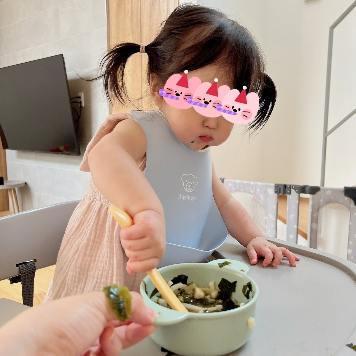 自分じゃ絶対できないのに
絶対自分でやりたいらしくて
私の手から食べてくれない😇😇😇
これがずっと続いてて死☠️
上の男2人の時にはなかった自我の強さ…
 
床はわかめだらけで
ここは海かな🌊🪼🏖️？
常夏の楽園ベイベーーーーーーー

あーーーーーー
育児たのしーーーーーーーー