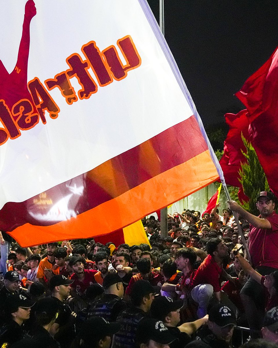 Victor Osimhen got a 𝐇𝐔𝐆𝐄 welcome after landing in Istanbul to complete his return to Galatasaray 🔙