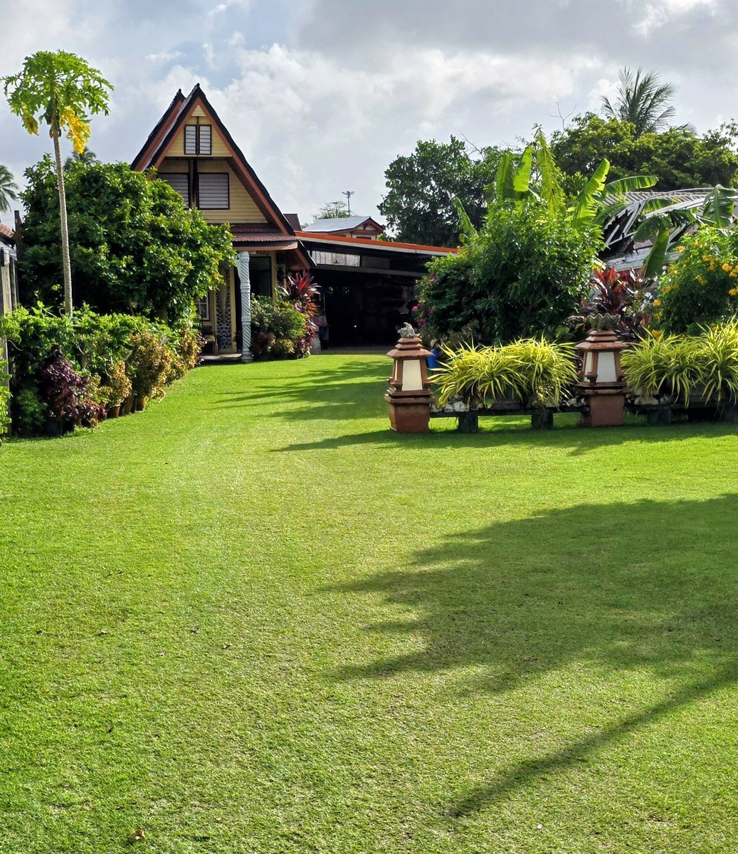 paddyolusty's tweet image. Quirky little house near me in #Rawai, #Phuket. Always has perfectly manicured gardens throughout the year.
