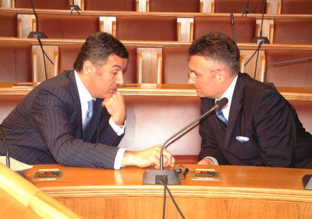 Mico_Vlahovic's tweet image. Prije tačno dvadeset i jednu godinu, 31. juli 2004: crnogorski premijer i novi ministar inostranih poslova. 

Za mene je ogromna čast i ponos što sam bio učesnik obnove nezavisnosti naše zemlje. Kako vrijeme prolazi - sve više uviđam važnost i značaj našeg uspjeha. 

Obnova…