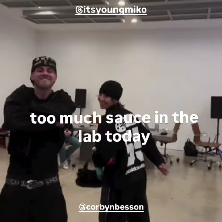 corbyn debe estar saltando en una pata