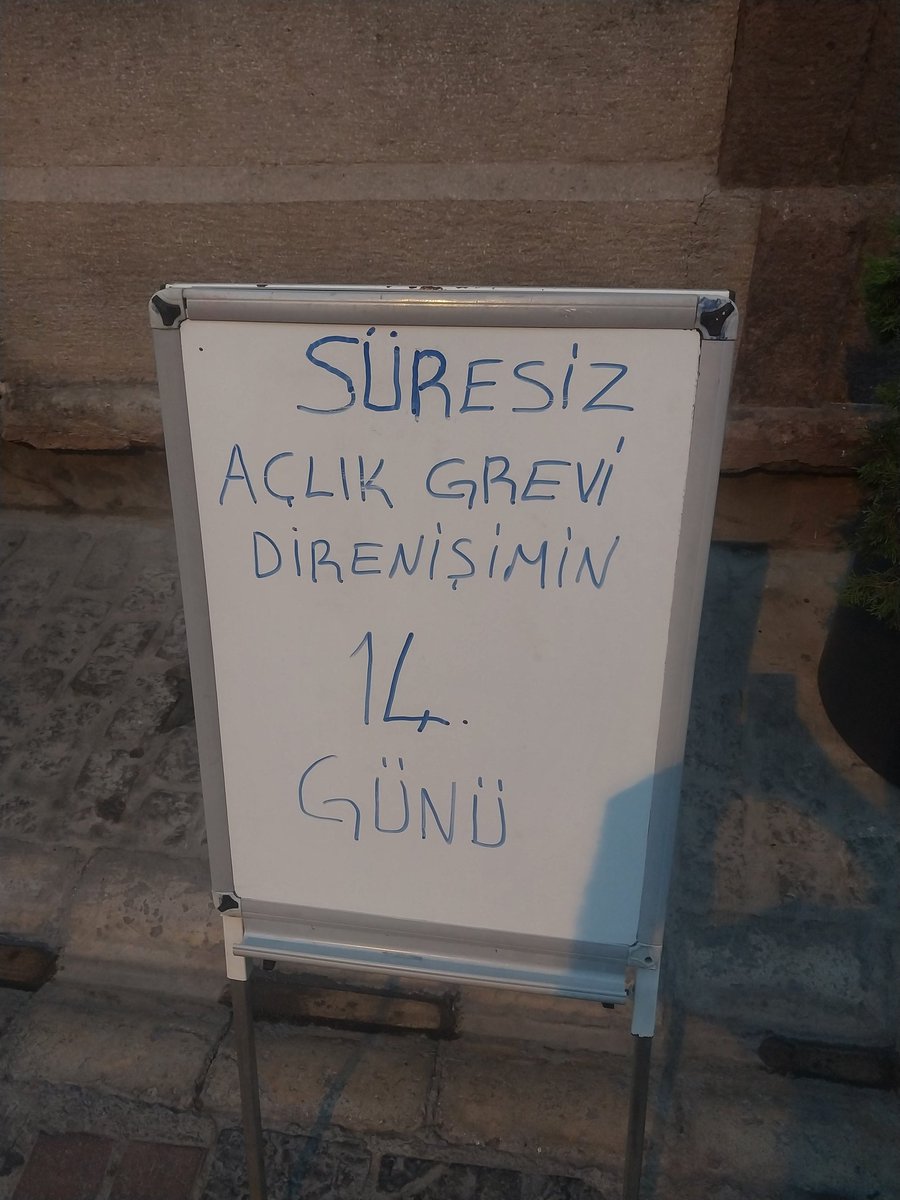 cürretimi sınamaya kalkanlar hata yaptıklarını anlayacaktır..Başıma gelecek en ufak olumsuzluktan ela hızlı-ebru asal-levent yıldır ve izmir büyükşehir belediyesi sorumludur!!! Şimdilik Açlık Grevimin 14.Günü