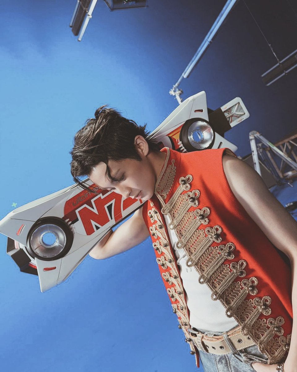 Marklde's tweet image. Hoverboard: check. Cool hair: check. Falling for me? Optional but recommended.