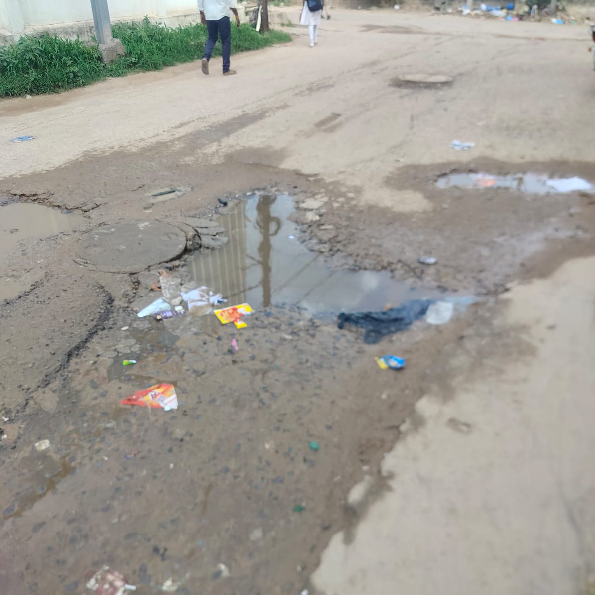 ramulinganolla's tweet photo. @CommissionrGHMC venkateshwara colony kattedan rajendranagar Aditya talent school and sri sai model school students raning area so please solve this last one month drainage over leakage problem please solve the problem action Immediately fast visit ramu 9666985821 https://t.co/n876JyPL4b