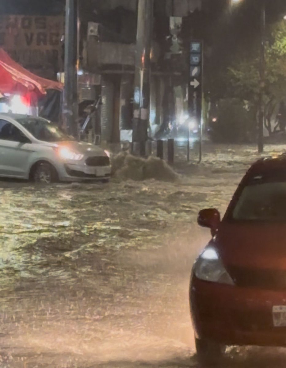 🔴#AlMomento | Fuertes lluvias provocan caos en Iztapalapa, vialidades como Avenida de las Torres y Eje 8 Sur colapsaron por el desborde de dos coladeras que se encontraban en la zona. ; una checadora de ruta, se volvió la  heroína de usuarios. ⚠️

Créditos: Karla Guerrero