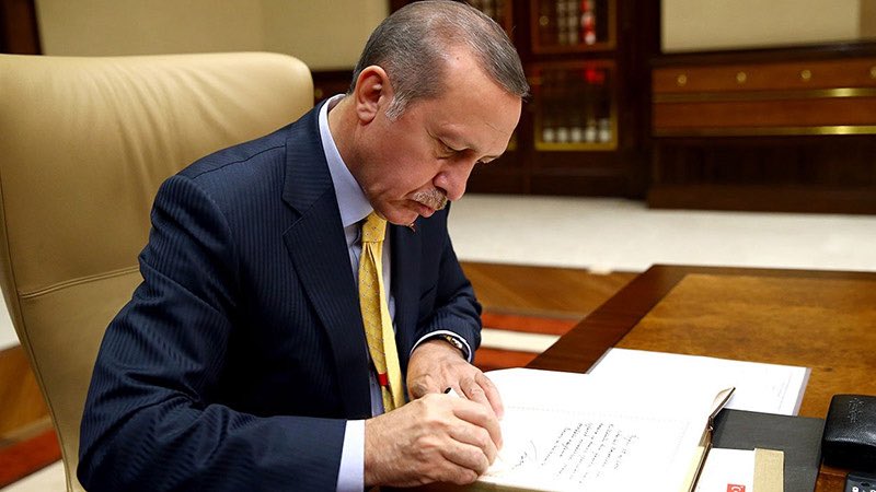 Sermayeye servet aktarımı, işçilere grev yasağı!
Türkiye Maden İşçileri Sendikası tarafından alınan grev kararı, Cumhurbaşkanı ve AKP Genel Başkanı Recep Tayyip Erdoğan’ın kararıyla "milli güvenliği bozucu nitelikte görüldüğü" gerekçesiyle 60 gün süreyle ertelendi. Bugün 600 bin